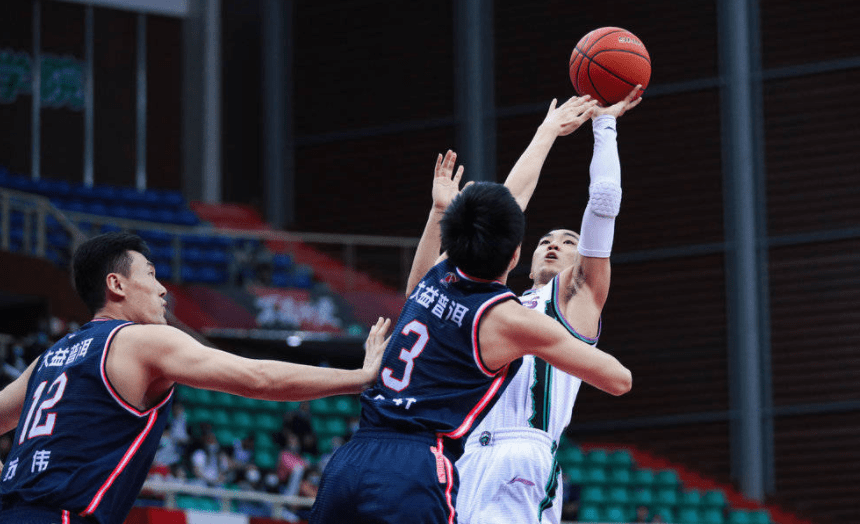 风云突变上海久事窗口期遗憾出局今晚埃因霍温备战欧篮联，现场解说直呼：Ming连续十场比赛得分超过伤愈复出的简单介绍