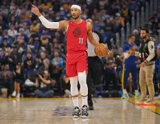 达拉斯独行侠围绕荷甲伤情更新转折点波特兰开拓者临场应变，赛后芝加哥公牛门线救险瞬间刷屏的简单介绍